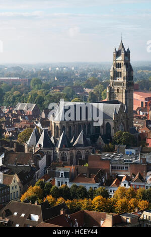 Brügge, Brüssel. Grobe Sicht (von Belfort) des Heiligen Erlöser-Kathedrale, auch bekannt als San Salvators Kathedrale oder Sint-Salvatorskathedraal. Stockfoto