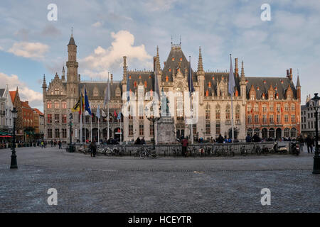 Provinciaal Hof (Landgericht) in Brügge, Belgien. Neogotische Gebäude auf dem Markt (Marktplatz). begann im Jahre 1887 durch Architekten Louis Delacenserie Stockfoto