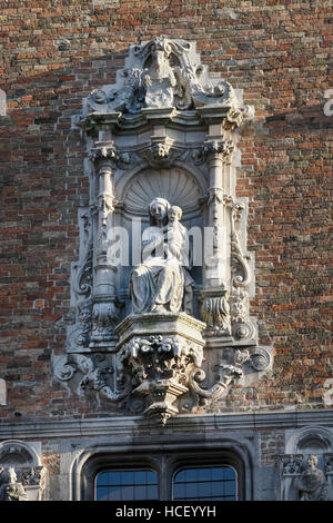 Madonna mit Kind, reich verzierten Renaissance Carven auf den Belfort oder Belfried von Brügge in Belgien. Stockfoto