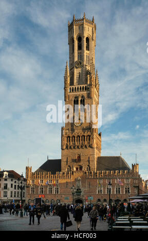 Die Belfort oder Belfried von Brügge mittelalterliche Glockenturm auf dem Marktplatz, dem historischen Zentrum der Stadt. Stockfoto