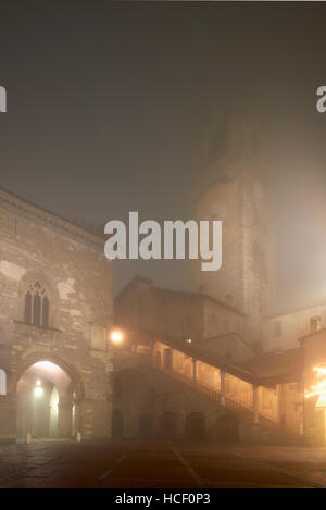 Bergamo, Italien. Piazza Vecchia im Nebel. Die Torre Civica und Palazzo della Ragione Stockfoto