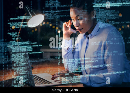 Telefonieren mit Handy während der Arbeit am Laptop Geschäftsfrau 3D Stockfoto