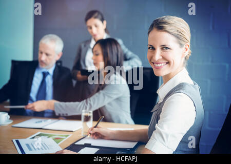 Porträt von zuversichtlich Geschäftsfrau in Business-meeting Stockfoto