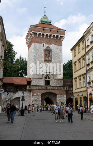 St. Florin Tor, Teil einer mittelalterlichen Festungsmauer der Altstadt von Krakau in Polen Stockfoto