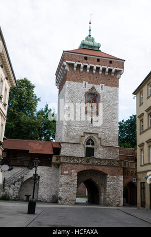 St. Florin Tor, Teil einer mittelalterlichen Festungsmauer der Altstadt von Krakau in Polen Stockfoto