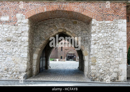 Die St. Florin Tor, Teil einer mittelalterlichen Festungsmauer der Altstadt von Krakau in Polen Stockfoto