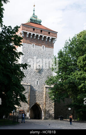 St. Florin Tor, Teil einer mittelalterlichen Festungsmauer der Altstadt von Krakau in Polen Stockfoto