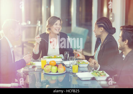 Gruppe von Geschäftsleuten zusammen frühstücken Stockfoto