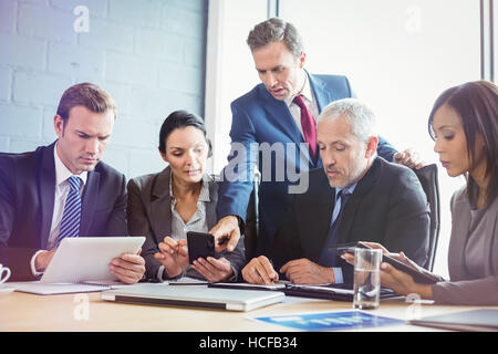 Geschäftsleute mit treffen im Konferenzraum Stockfoto