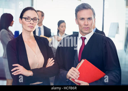 Porträt der Geschäftsfrau stehend mit Rechtsanwalt Stockfoto