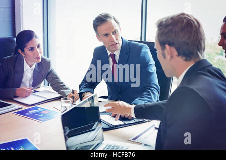 Geschäftsleute im Konferenzraum Stockfoto