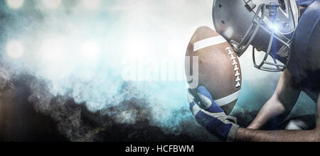 Zusammengesetztes Bild Nahaufnahme von verärgert american-Football-Spieler mit ball Stockfoto