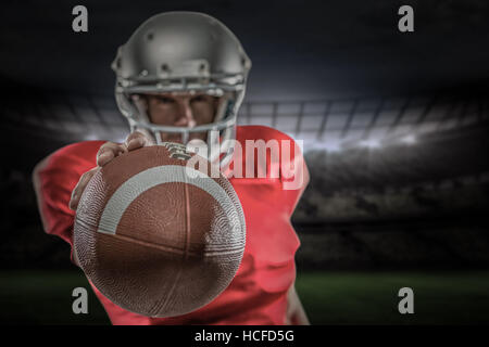 Zusammengesetztes Bild der amerikanischen Football-Spieler in roten Trikots mit ball Stockfoto