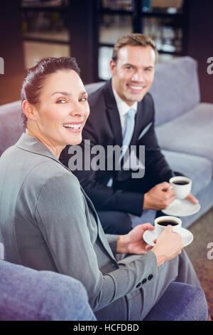 Unternehmer und Unternehmerin mit Tee während der Pausen Stockfoto