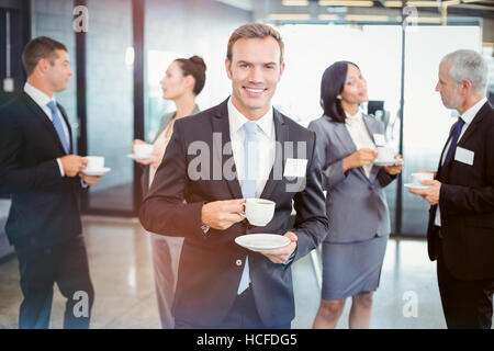 Porträt der Geschäftsmann mit Tee während der Pausenzeit Stockfoto