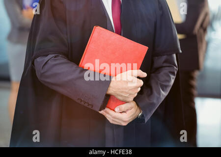 Mittelteil des Anwalts Gesetzbuch halten Stockfoto