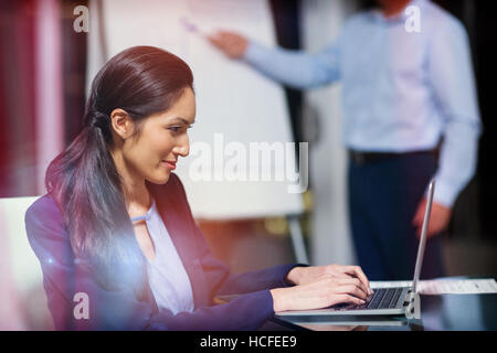 Porträt der Geschäftsfrau auf laptop Stockfoto