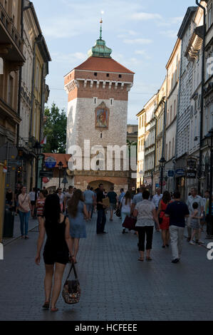 St. Florin Tor, Teil einer mittelalterlichen Festungsmauer der Altstadt von Krakau in Polen Stockfoto