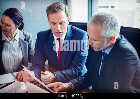 Business-Leute sitzen im Konferenzraum Stockfoto