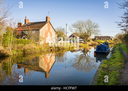 Reflexionen in der Kennet & Avon Kanal bei Honeystreet Wiltshire UK Stockfoto