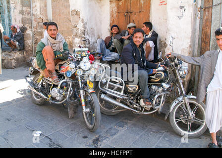 Sana, Jemen - 19. Januar 2008: Menschen, die auf ihnen sitzen Motorräder am alten Sana über den Jemen Stockfoto