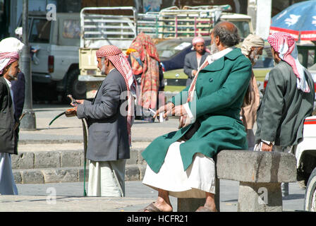 Sana, Jemen - 19. Januar 2008: Menschen im Gespräch am Main square von alten Sana über den Jemen Stockfoto