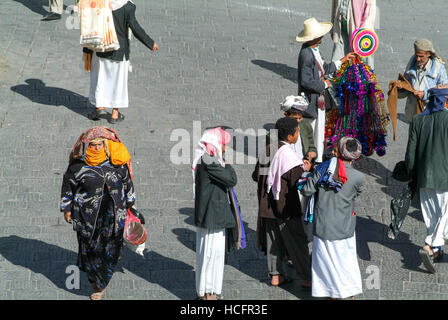 Sana, Jemen - 19. Januar 2008: Menschen im Gespräch am Main square von alten Sana über den Jemen Stockfoto