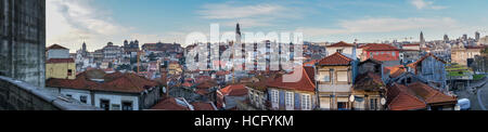 Panoramablick auf die Altstadt, Porto, Portugal, in der Dämmerung aus dem Domplatz gesehen Stockfoto