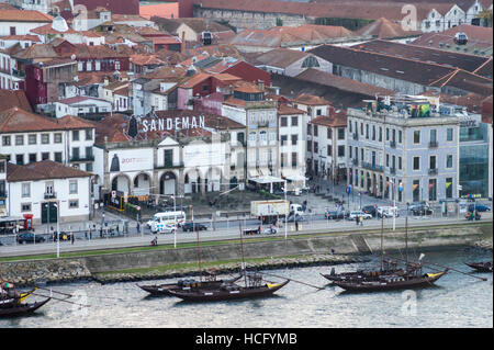 Port-Logen, Fluss Douro, Vila Nova De Gaia, Porto, Portugal, in der Abenddämmerung von der Ribeira gesehen Stockfoto