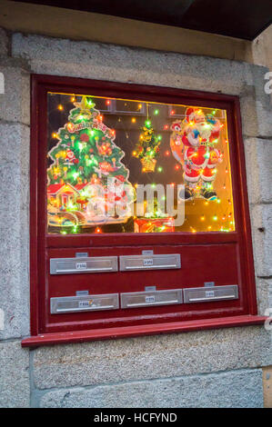 Chsistmas Lichter Baum und Santa auf einen Briefkasten, Porto, Portugal Stockfoto