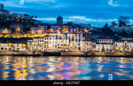 Port-Logen, Fluss Douro, Vila Nova De Gaia, Porto, Portugal, in der Abenddämmerung von der Ribeira gesehen Stockfoto