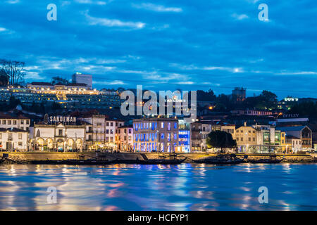 Port-Logen, Fluss Douro, Vila Nova De Gaia, Porto, Portugal, in der Abenddämmerung von der Ribeira gesehen Stockfoto