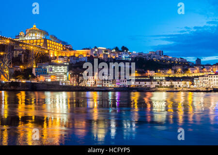 Mosteiro da Serra do Pilar und Port Lodges, Vila Nova de Gaia, Fluss Douro, Porto, Portugal, in der Dämmerung von der Cais da Ribeira aus gesehen. Vila Nova da Gaia Stockfoto