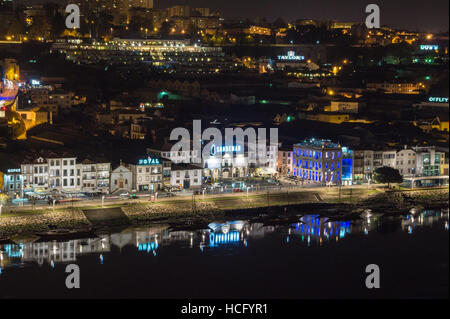 Port-Logen, Fluss Douro, Vila Nova De Gaia, Porto, Portugal, in der Abenddämmerung von der Ribeira gesehen Stockfoto