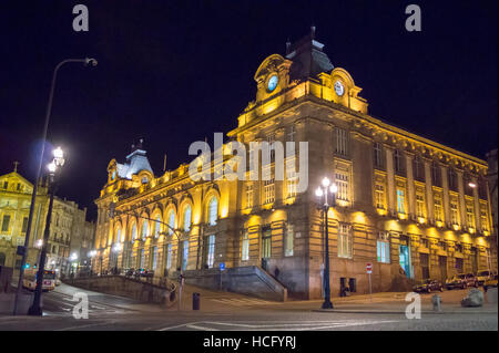 Sao Bento Bahnhof, 1905 und 1916 von José da Silva, Azulejo Dachplatten von Jorge Colaço, Praça Almeida Garrett Porto Portugal Stockfoto