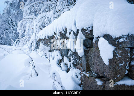 Bild Winter Landschaft von einem trockenen Stein Begrenzungswand tief verschneite. Stockfoto