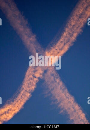 X-Form-Kondensstreifen gegründet Himmel im Morgengrauen durch 2 Flugzeuge Stockfoto