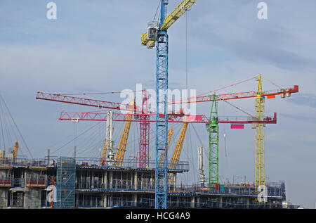 Mehrfarbige Turmdrehkrane auf ein großes Bauprojekt in North Greenwich, London, UK Stockfoto