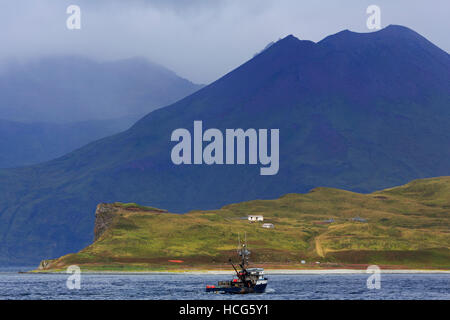 Schlafender Vulkan, Unalaska Bucht, Dutch Harbor, Aleuten, Alaska, USA Stockfoto