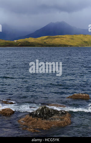 Schlafender Vulkan, Unalaska Bucht, Dutch Harbor, Aleuten, Alaska, USA Stockfoto