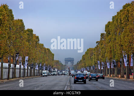 Die Champs-Elysées und dem Arc de Triomphe (Triumphbogen) im Hintergrund, Paris, Frankreich. Stockfoto
