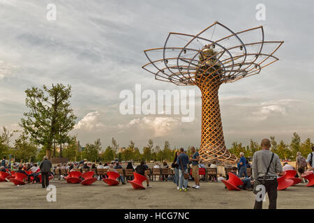 Mailand, Italien - September 2015: Die Menschen sitzen vor dem Baum des Lebens. Der Baum des Lebens ist das Symbol der Weltausstellung Expo 2015 zum Thema Stockfoto