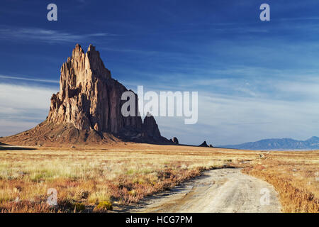 Shiprock, den großen vulkanischen Felsen Berg in Wüste Ebene von New Mexico, USA Stockfoto