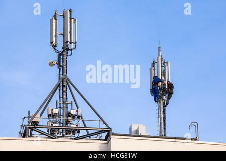 Europa, Deutschland, Köln, den Arbeitnehmer auf einen Handymast im Stadtteil Deutz. Stockfoto