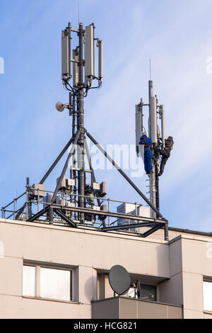 Europa, Deutschland, Köln, den Arbeitnehmer auf einen Handymast im Stadtteil Deutz. Stockfoto