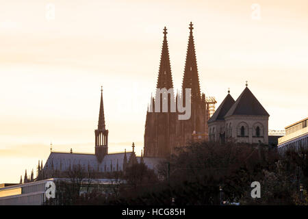 Europa, Deutschland, Köln, der Dom und die romanische Kirche St. Kunibert. Stockfoto