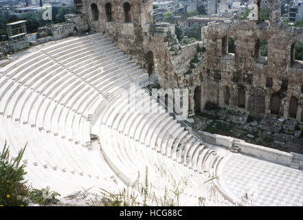 Dieses Foto, um 1990, zeigt eine Frontansicht des Theaters Akropolis in Athen, Griechenland. Das Theater wird als Odeon des Herodes Atticus oder Herodeon bezeichnet. Dieser Stein-Struktur, die eine Kapazität von 5.000 hatte, erbaute 161 n. Chr. durch ein wohlhabender Athener Herodes Atticus in Erinnerung an seine Frau, Aspasia Annia Regilia, war ein entfernter Verwandter von der römische Kaiser Hadrian und anderen römischen Kaiser benannt. Die Akropolis in Athen, Griechenland, ist ein Felsvorsprung verwendet in der Antike als ein religiöses Zentrum. Unter dem fünften Jahrhundert v. Chr. Staatsmann Perikles, die Zeit des Goldenen Zeitalters von Athen t Stockfoto