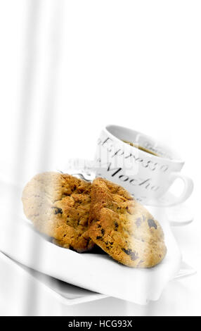 Hafer und Rosinen Cookies und Kaffee vor einem weißen hellen Hintergrund. Konzept-Bild für Muttertag und Valentinstag Stockfoto