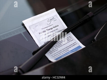 Eine Strafe kostenlos Mitteilung (PCN) Parkschein ausgestellt auf der Windschutzscheibe eines Autos in Southwark, London. PRESSEVERBAND Foto. Bild Datum: Montag, 10. Oktober 2016. Bildnachweis sollte lauten: Yui Mok/PA Wire Stockfoto