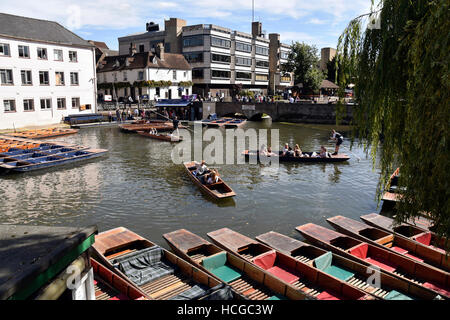 Bootfahren auf dem Fluss Cam in der Stadt Cambridge Stockfoto